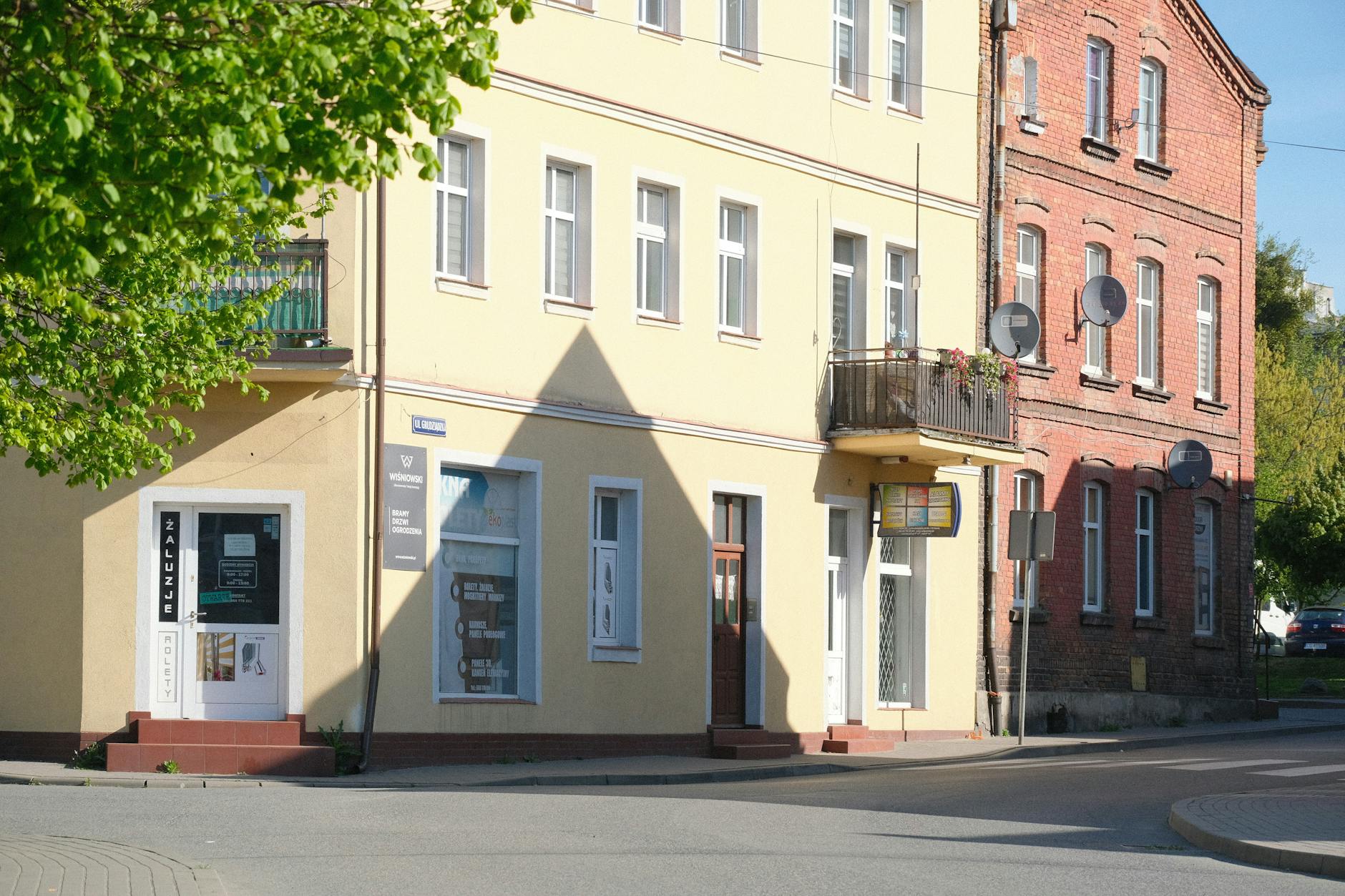 Mapa Szczecinka z zaznaczonymi kluczowymi punktami infrastruktury usługowej, w tym sklepami i placówkami zdrowia