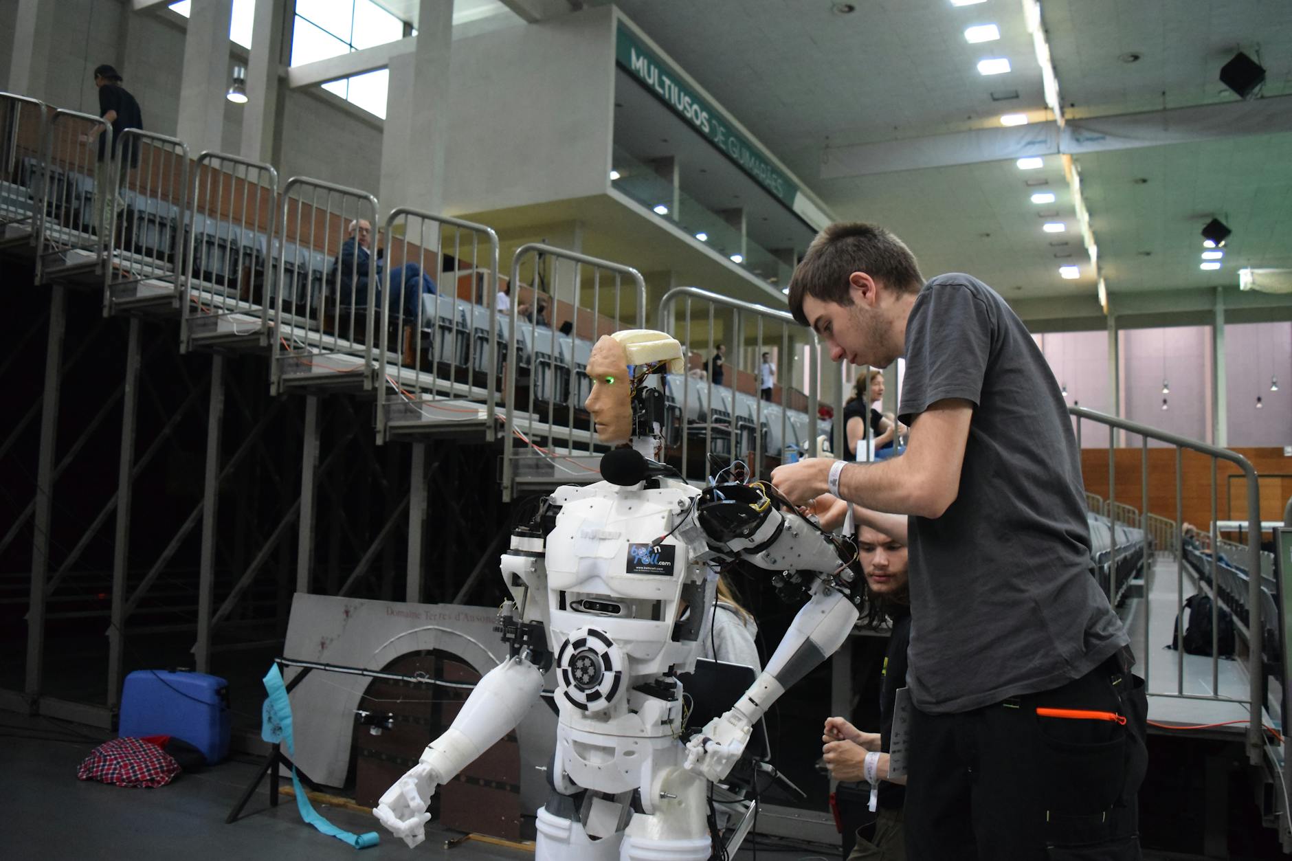 Robot humanoidalny w sali lekcyjnej w Szczecinku, symbol postępu technologicznego w edukacji.